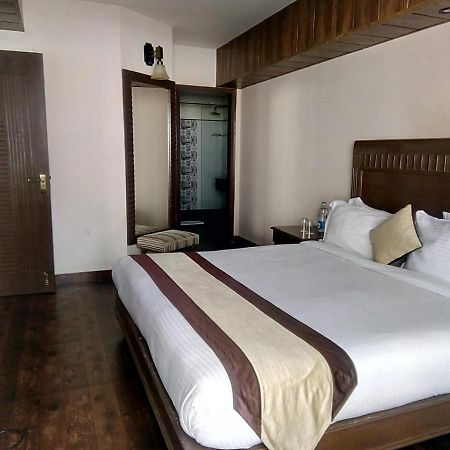 One Earth Royale Boutique Hotel Массури Экстерьер фото