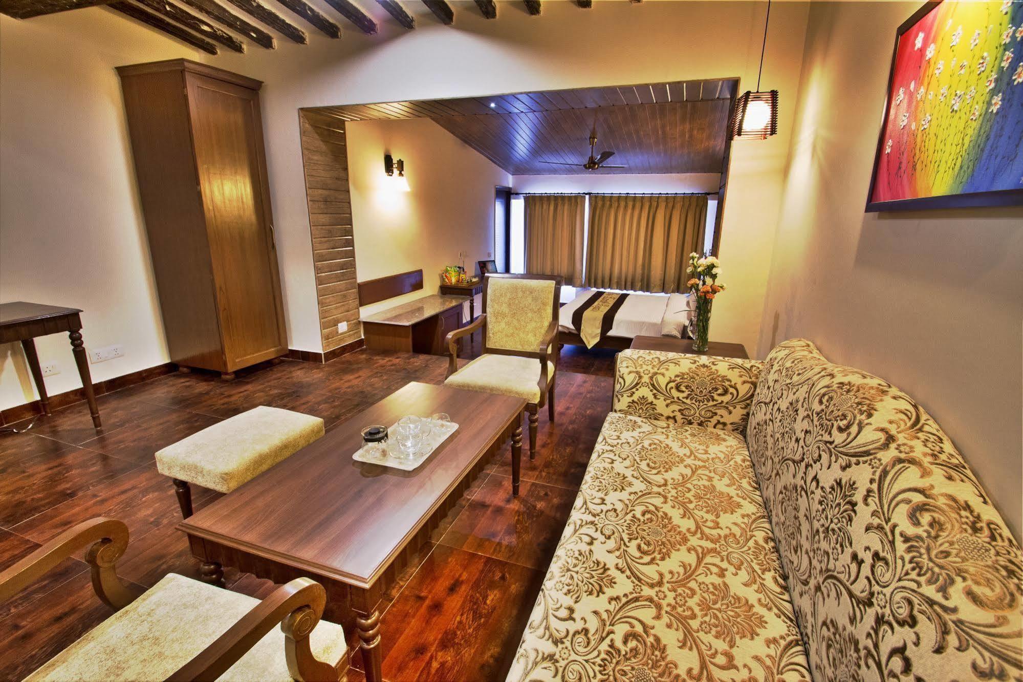 One Earth Royale Boutique Hotel Массури Экстерьер фото
