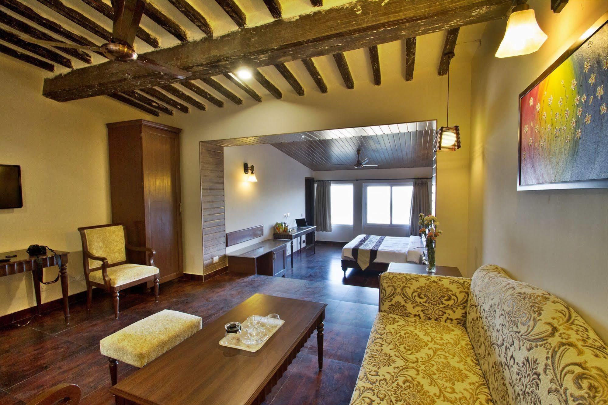 One Earth Royale Boutique Hotel Массури Экстерьер фото
