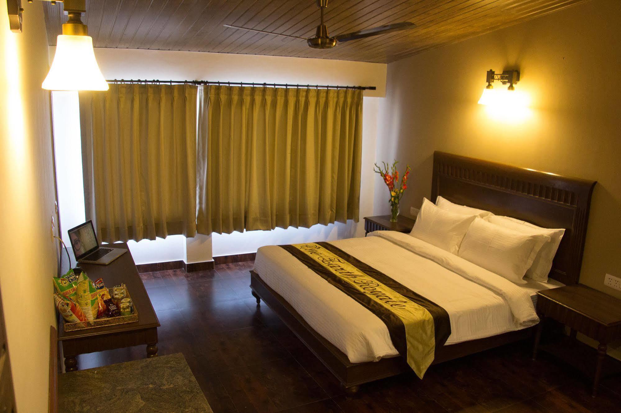 One Earth Royale Boutique Hotel Массури Экстерьер фото