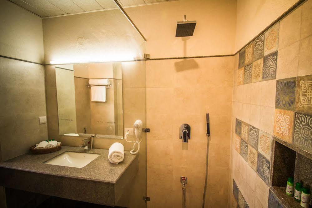 One Earth Royale Boutique Hotel Массури Экстерьер фото