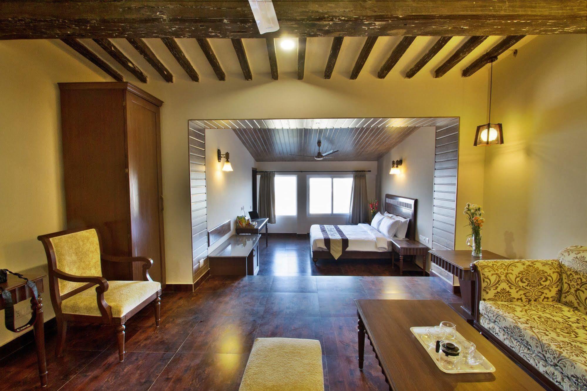 One Earth Royale Boutique Hotel Массури Экстерьер фото