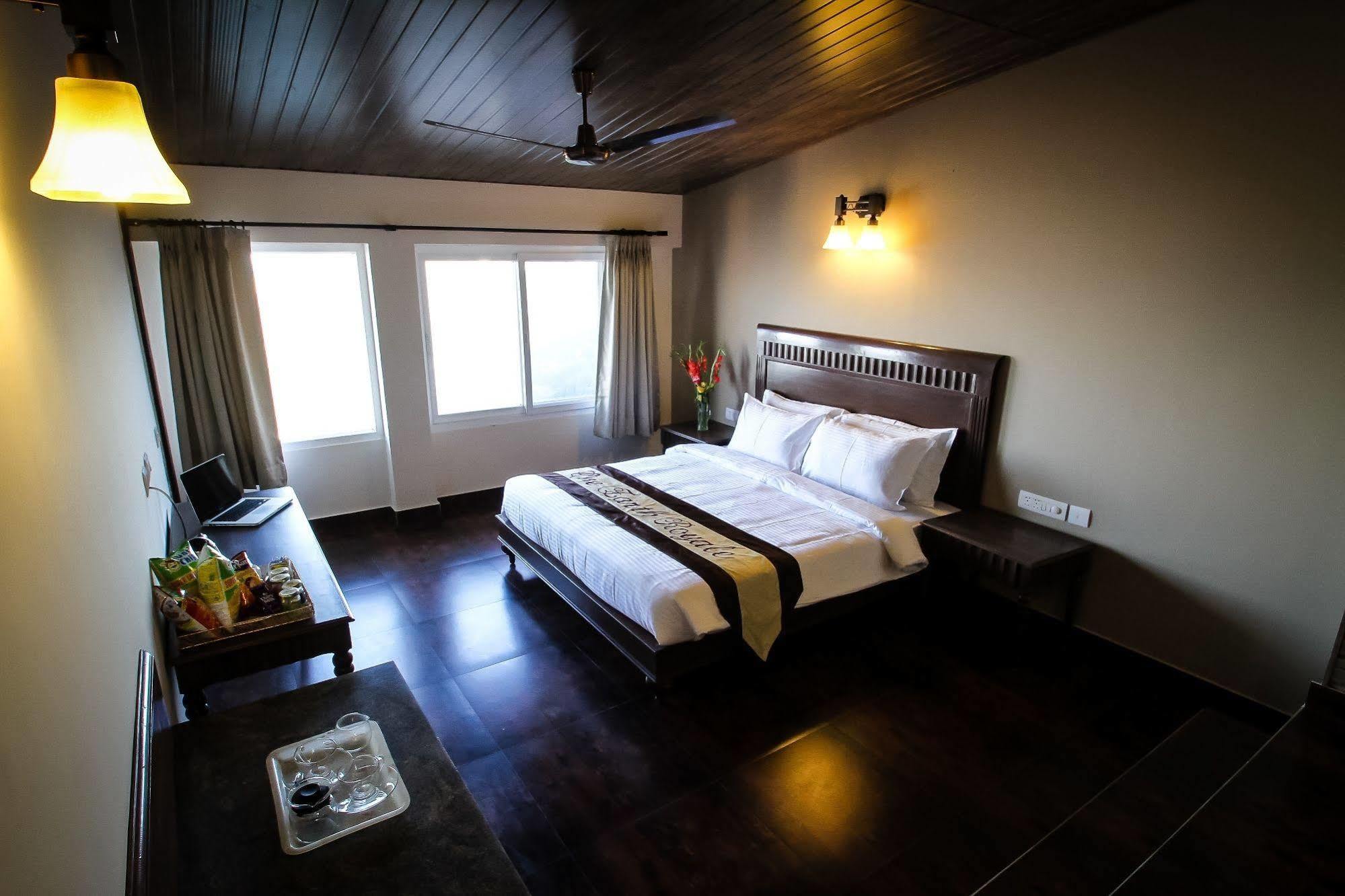 One Earth Royale Boutique Hotel Массури Экстерьер фото