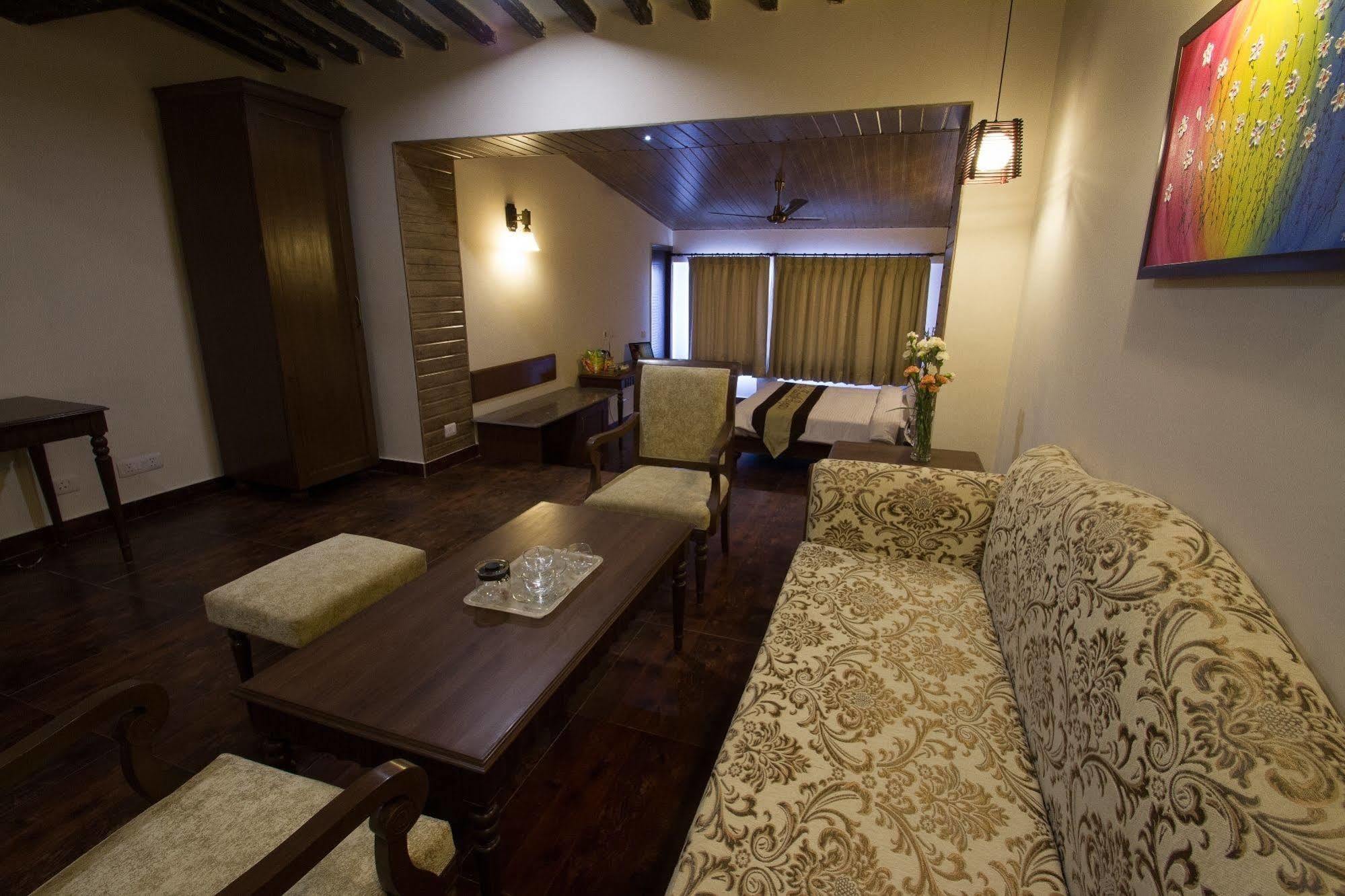 One Earth Royale Boutique Hotel Массури Экстерьер фото
