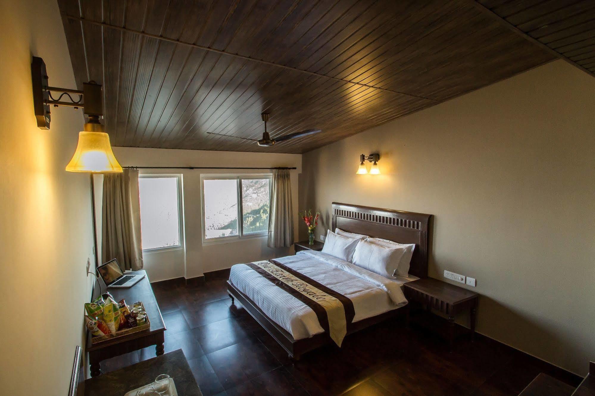 One Earth Royale Boutique Hotel Массури Экстерьер фото